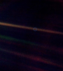 Foto del planeta tierra de una distancia de 6 billones de kilómetros (Voyager 1, 1990) [ Imagen tomada de: http://minecraft.fr/wp-content/uploads/2014/04/PaleBlueDot.jpg] 
